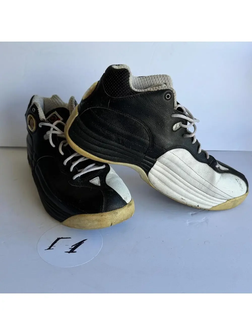 Jordan Basketball Team Shoes Men's Size 9.5 Black/White Used - Good